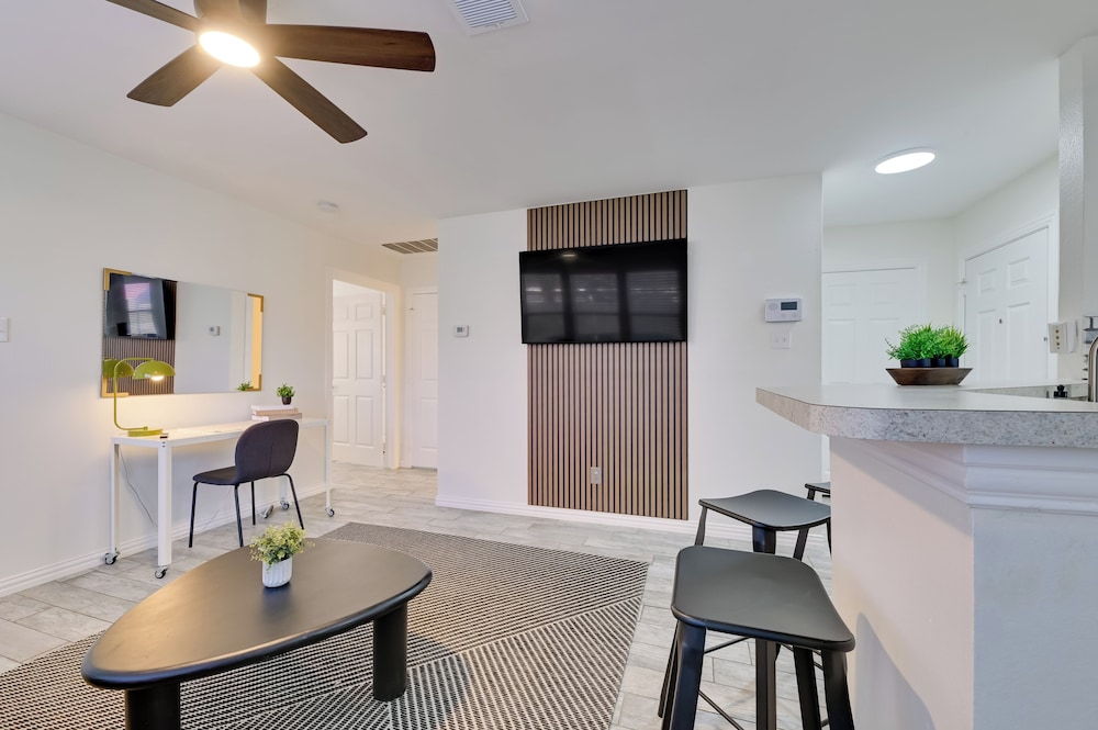 < 1 Mi to Historic Mckinney: Modern Duplex w/ Yard