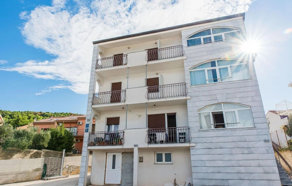 Stunning Apartment in Slatine With Wifi