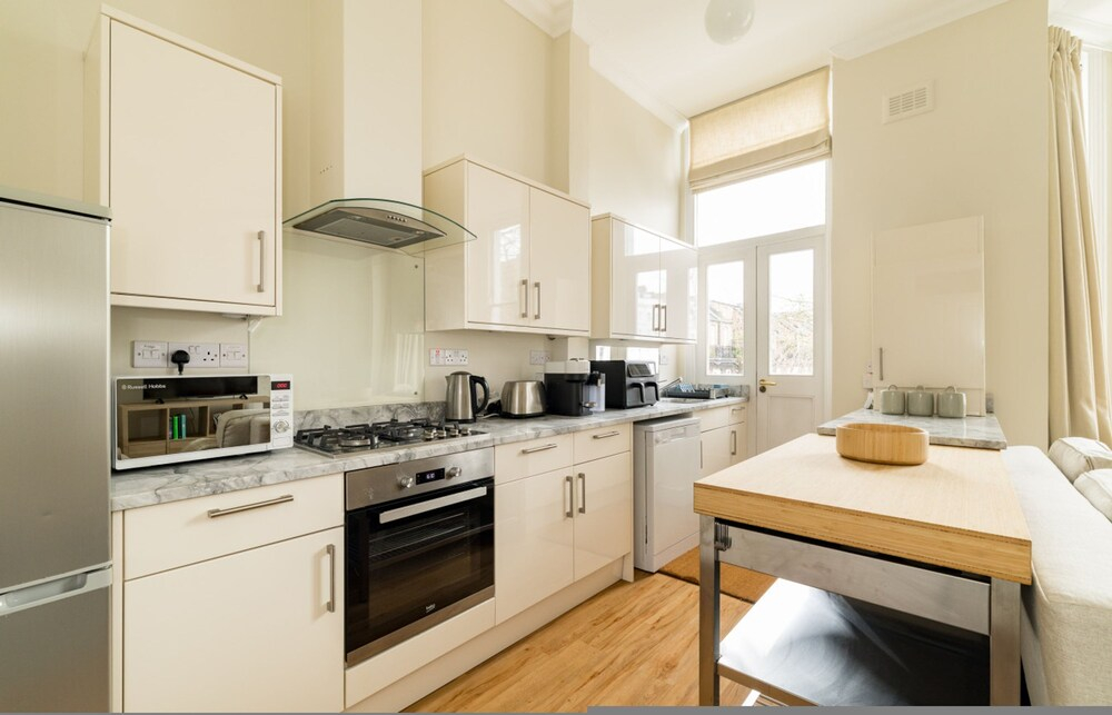 The Neutral Nest 1 BR in the Heart of Notting Hill