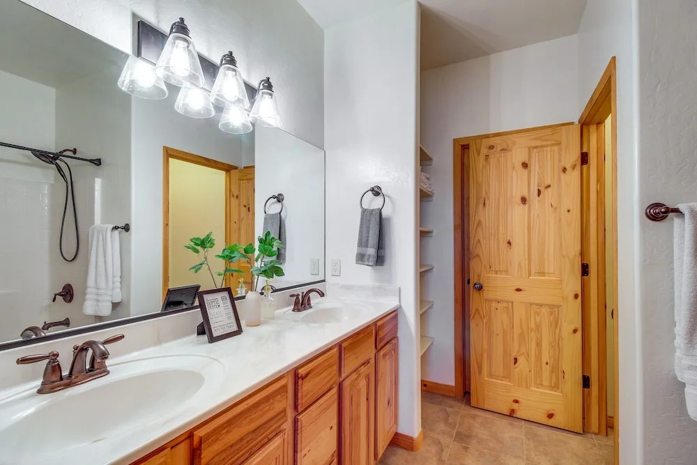 Pet-friendly Show Low Cabin w/ 1-acre Fenced Yard!