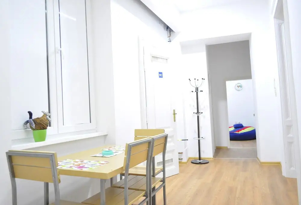 Funky Room for 4- Artistic Guesthouse-main Street!