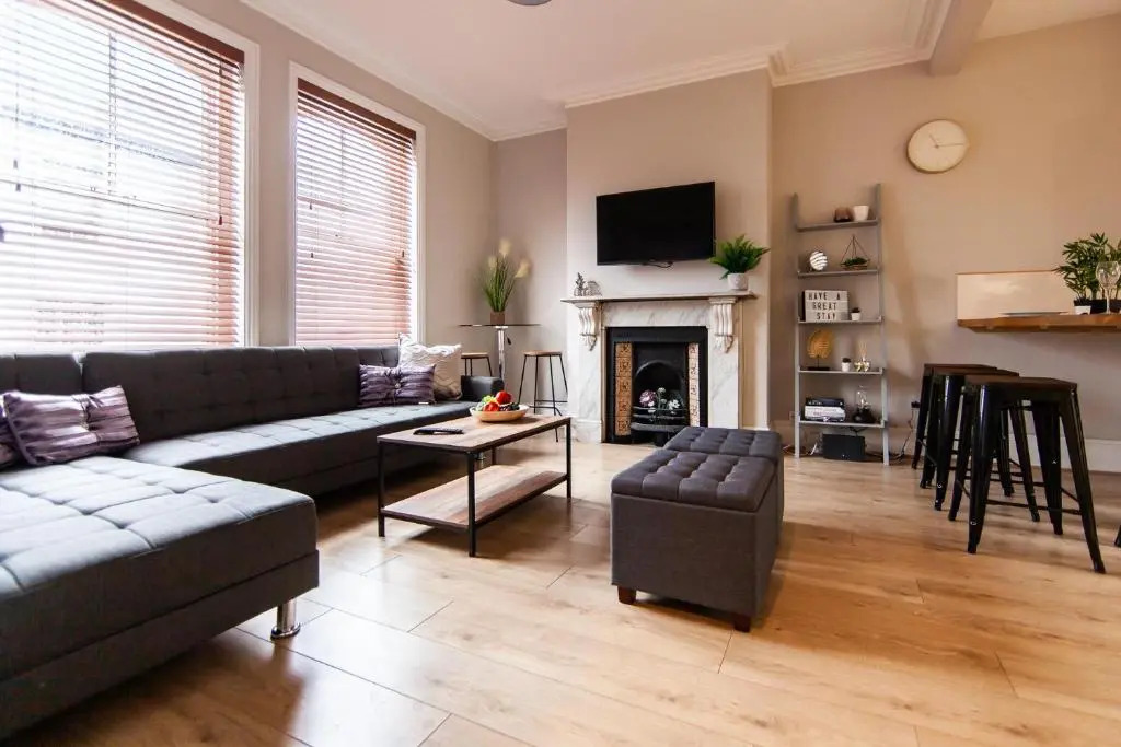 Large House - Contractors & Families & Private Parking