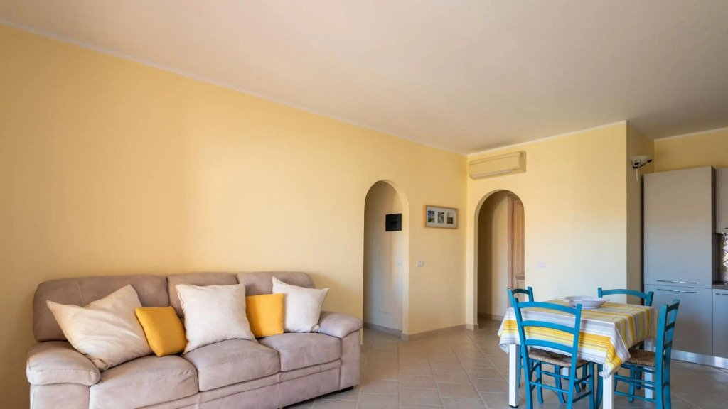 It is located on the ground floor and consists of a living area with kitchenette equipped with oven-PERLACEA 5