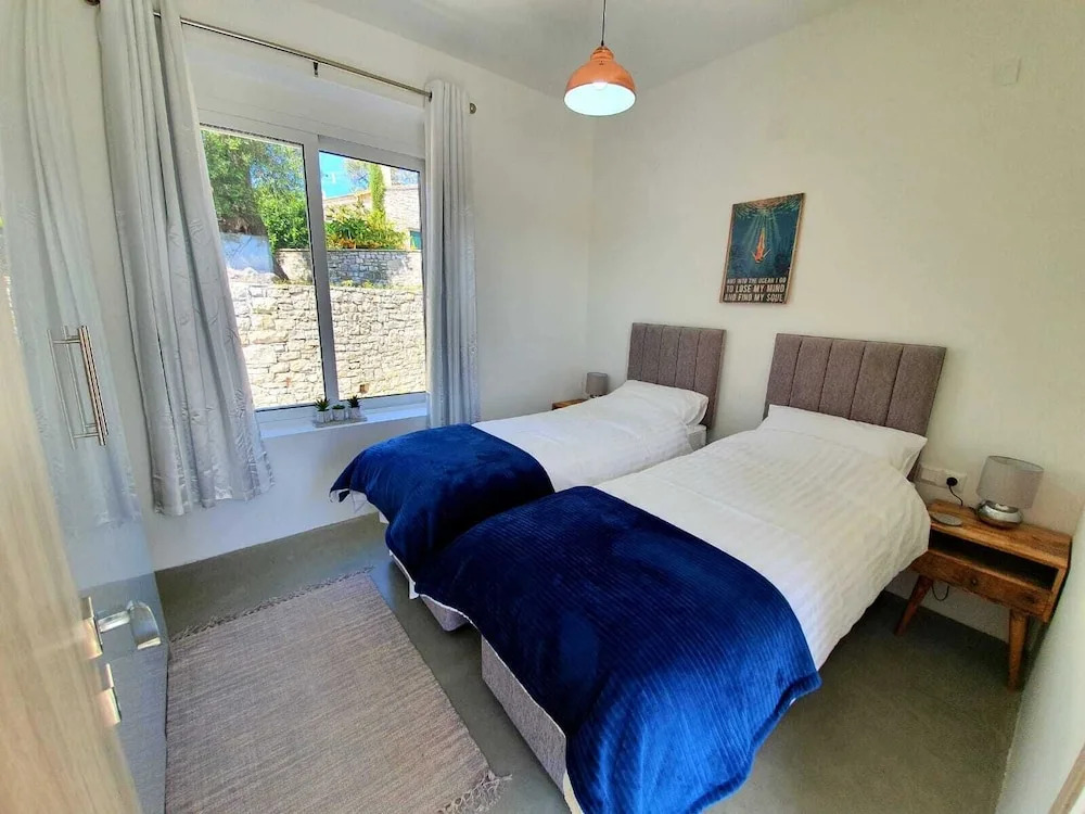 Villasleeps10-garden-freeparking-pool-ac