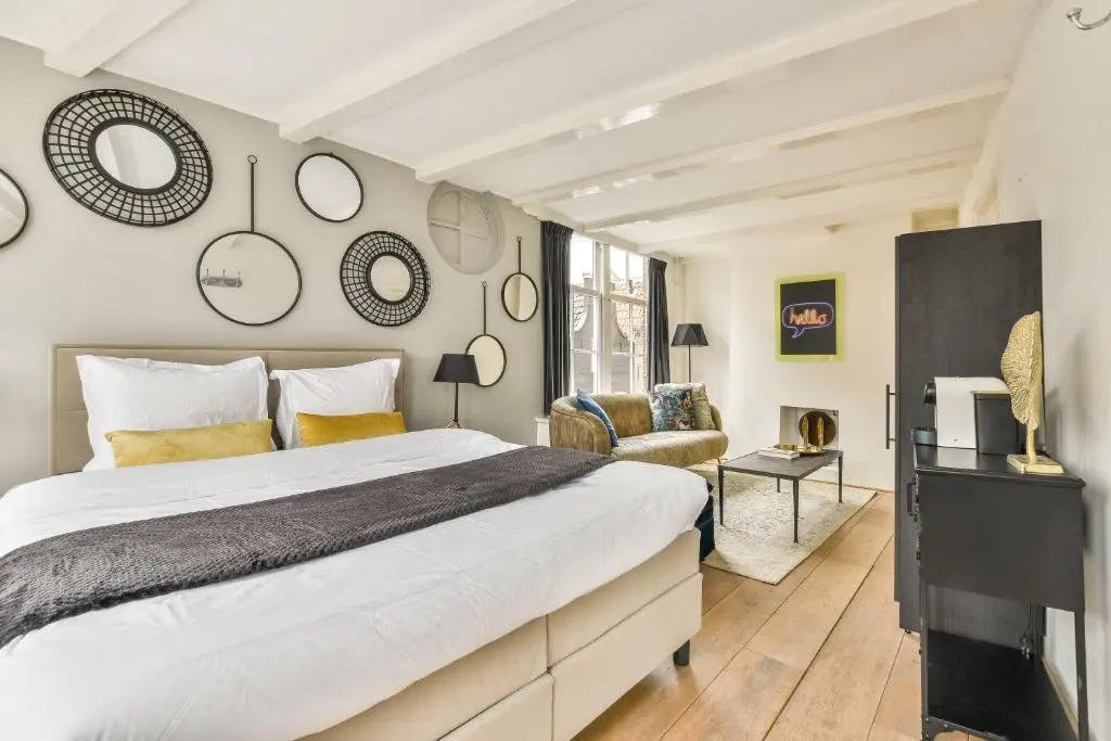 Spiegelgracht Apartments with Canal View