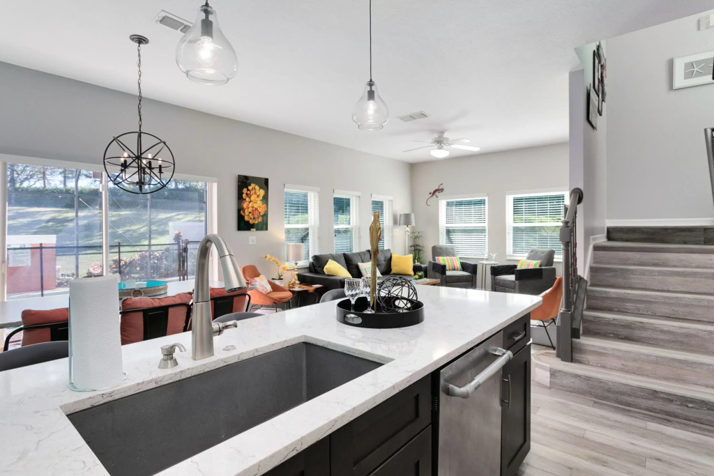 Newly upgraded modern 4BR/3BA private pool TH, Four Corners