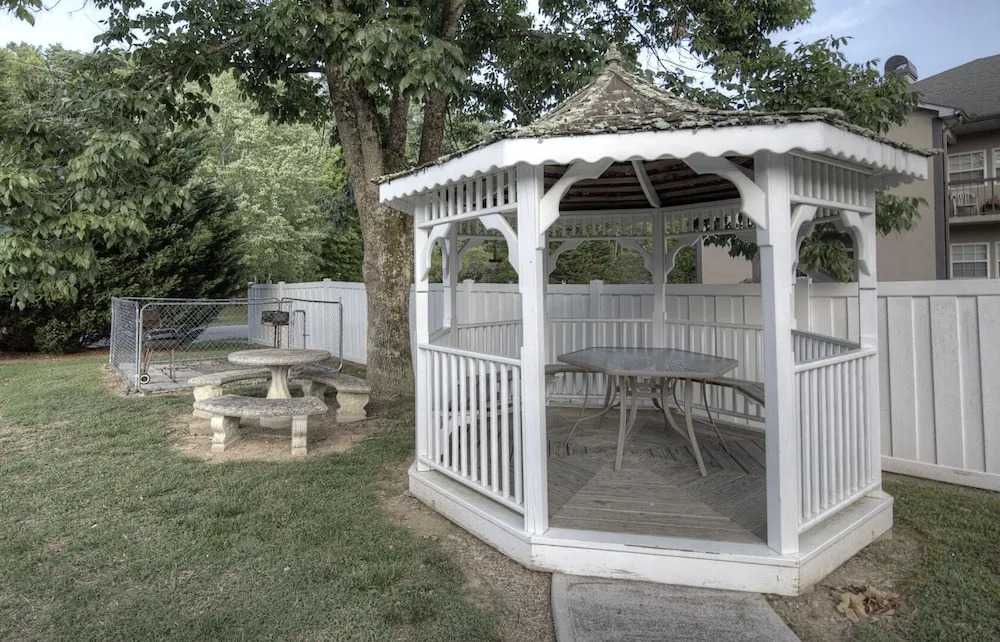 Colonial Crest Condo 104 by Heritage Cabin Rentals
