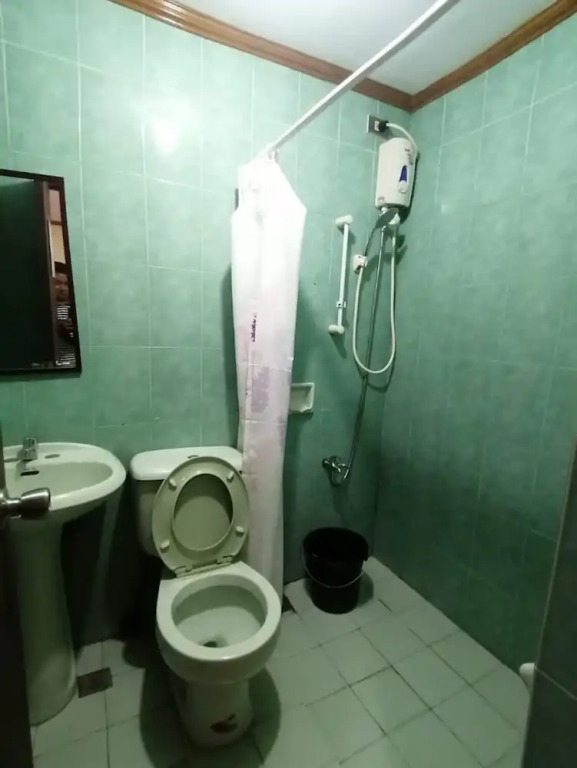 OYO 879  Lauriens Budget Hotel 2