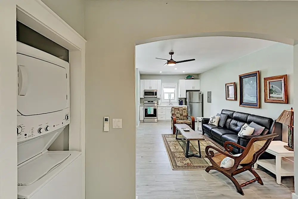Walk To Beach! Modern Getaway With New Full Kitchen - 2 Bedroom Apts
