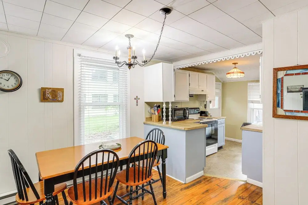 Walk to Lake: Historic Lakeside Marblehead Cottage