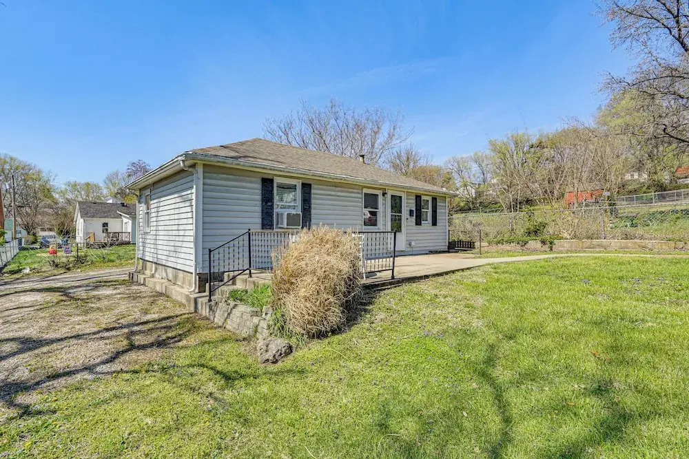 Jefferson City Bungalow: Hot Tub & Patio!