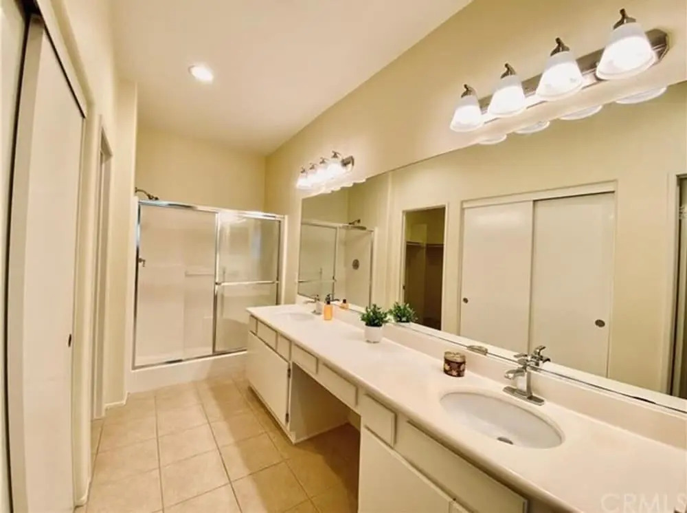 Beautiful 3 Bedroom Townhome in Irvine