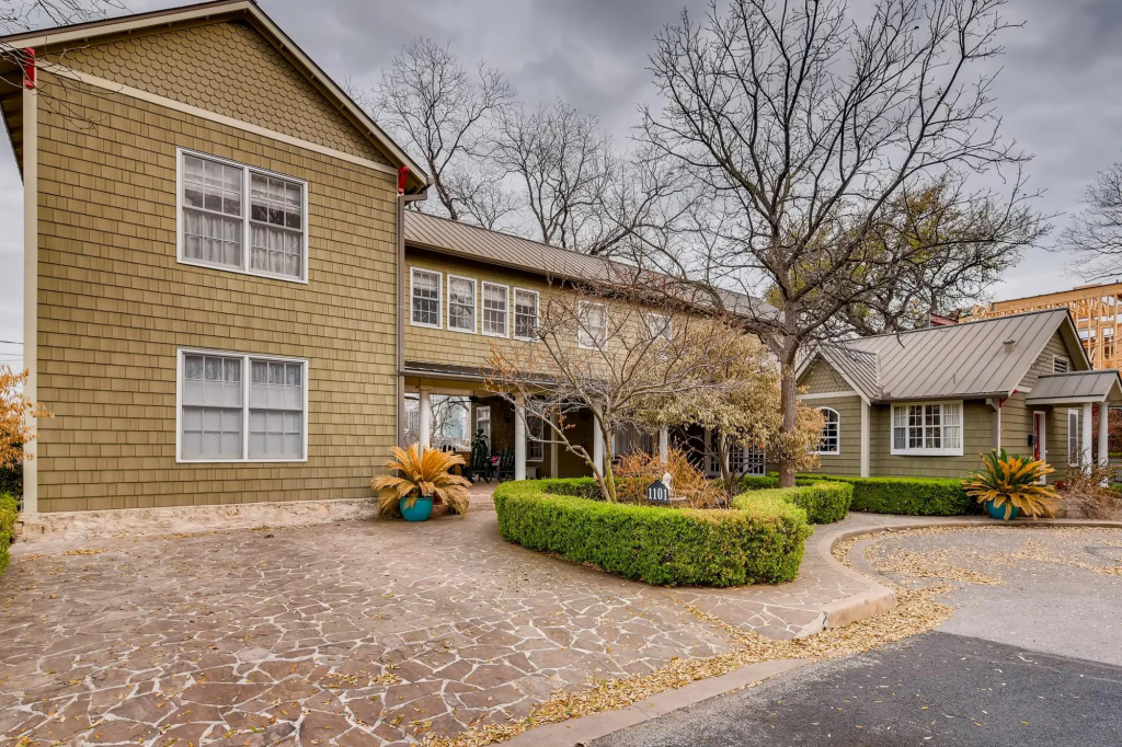 Texas Capitol Loft - 30 Day or More Rental - by PMI Austin Metro