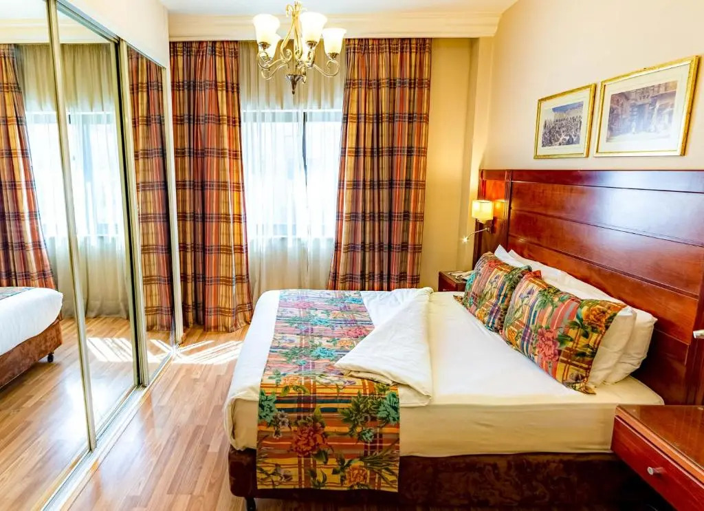 Comfort Hotel Suites