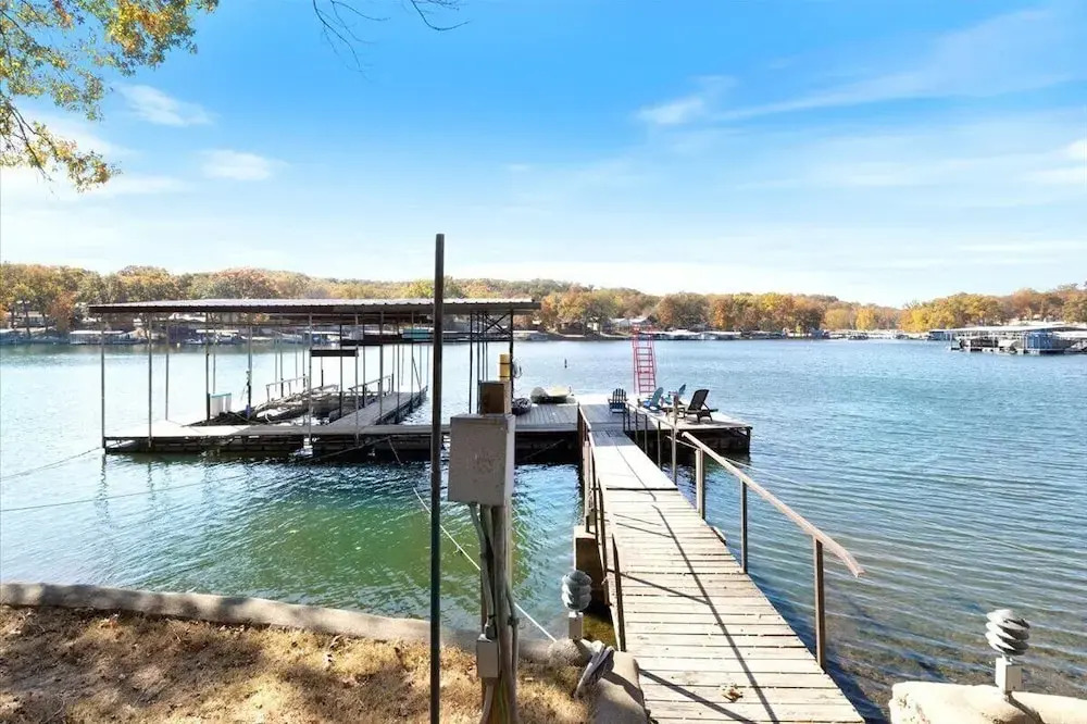 Amazing Lake Experiences! Private Hot Tub, Aamazing Dock, Firepit & Two Layers of Decks