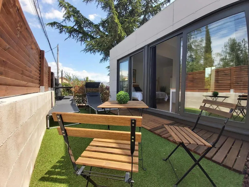 Acero y Piedra Apartamentos con jardín privado