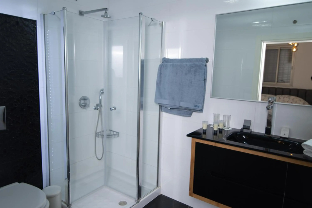 Prestige Room in Prestige location Bahais Garden