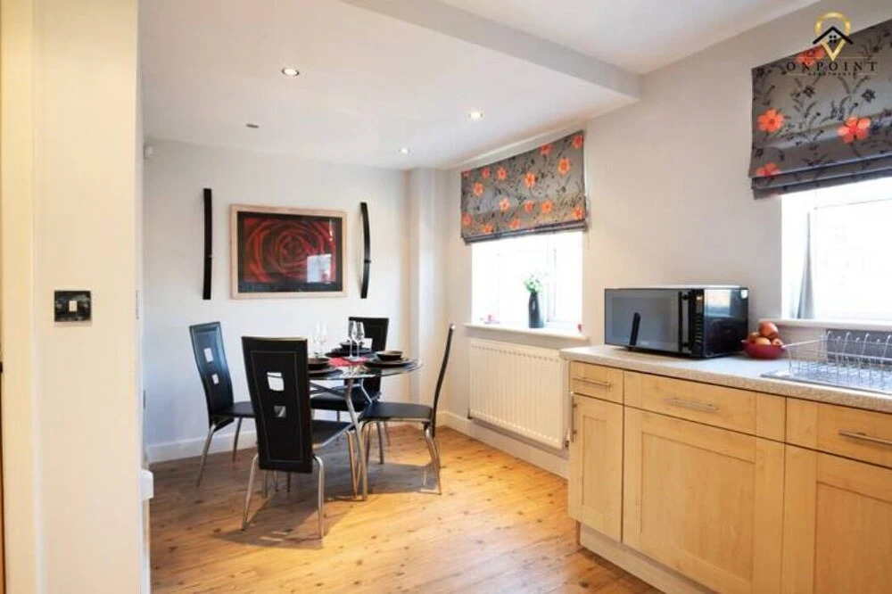 Captivating & Comfy 3 Bed Home 2Parking