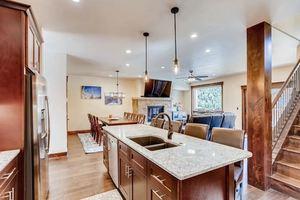 New W/pool & Private Hot Tub, Walk To Gondola 3 Bedroom Townhouse
