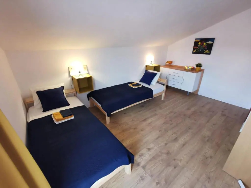 Centrally located 3 Bedroom Holiday House OLive with private garden