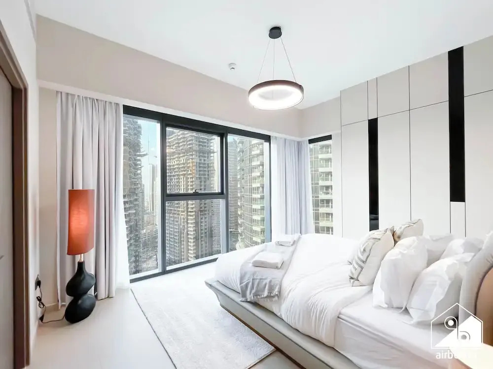 Skyline Elegance Fountain View 3BR in Downtown