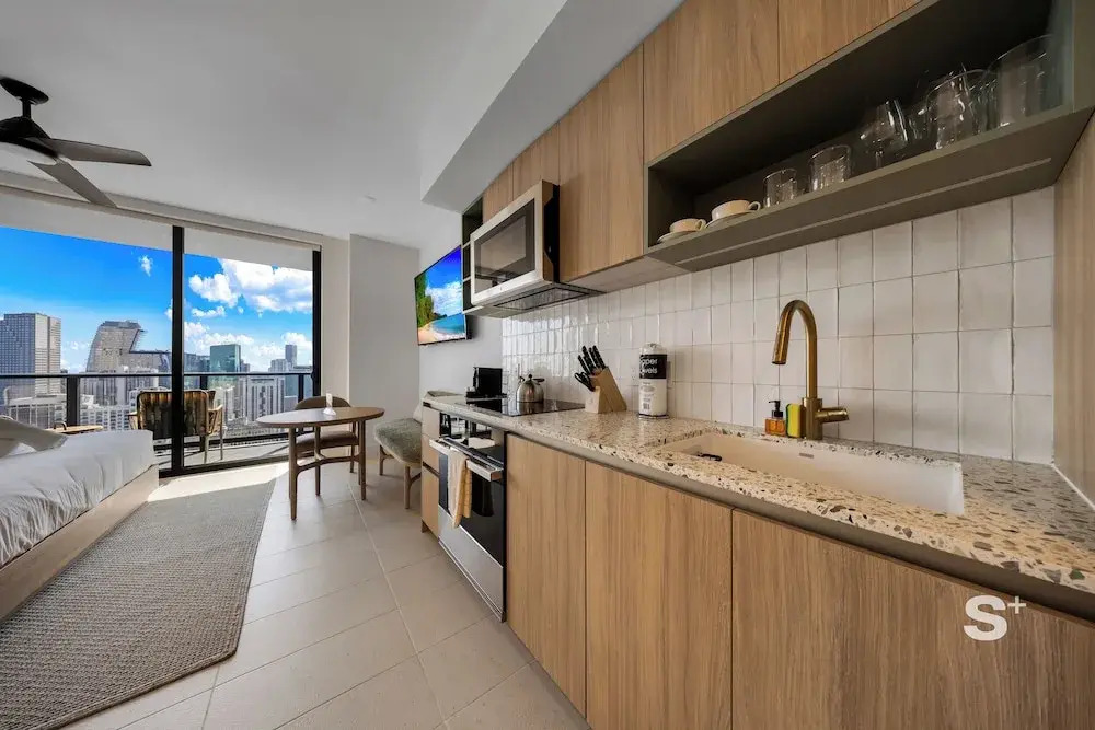 46th-Floor High-Rise Studio - Pool & Gym