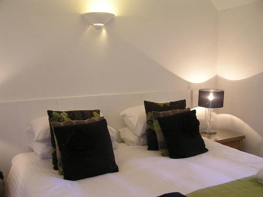TOWNHOUSE ROOMS