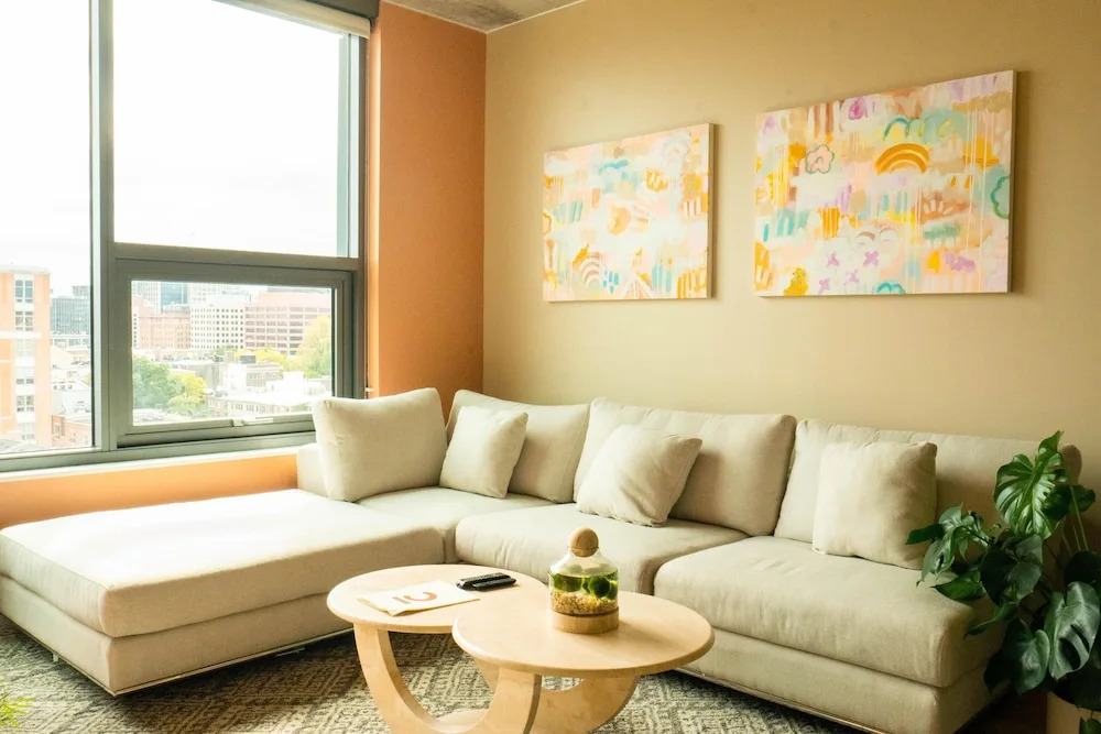 Designer, Spacious 1BD in Historic District