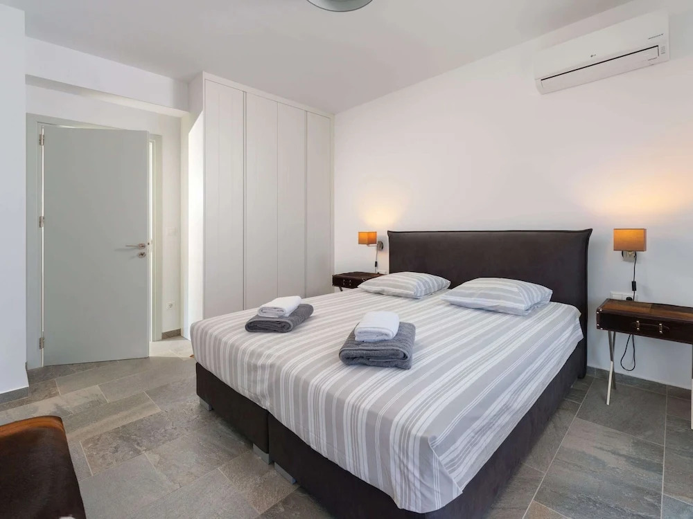 Villa in Rhodes with Infinity Pool & BBQ