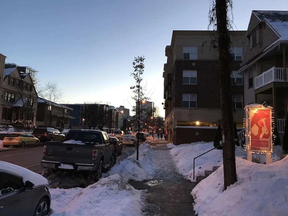 1 BR Apt Near Marquette University by Frontdesk