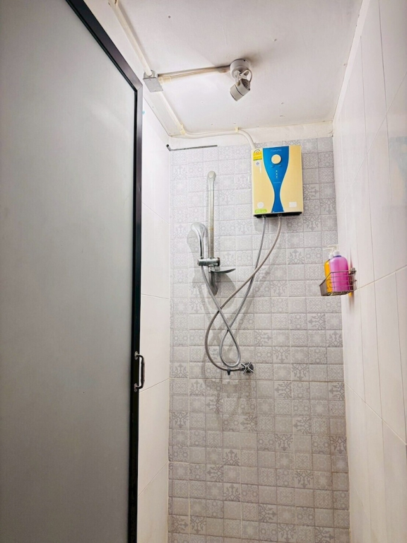 Sukhum Charoen Krung Tak-Sin bridge guest house