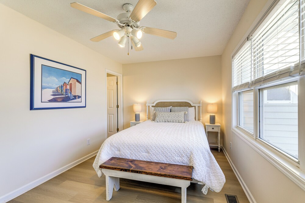 Well-equipped Emerald Isle Townhome: Pets Welcome!