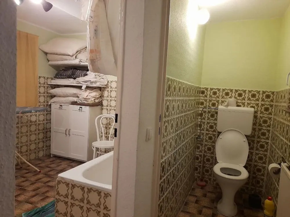 3 Bed House - Sleeps 6 - Parking - Wifi