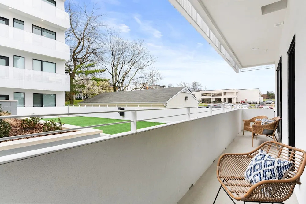 Illume Sleek Central Hideaway Poolside Patio 1 Bedroom Condo