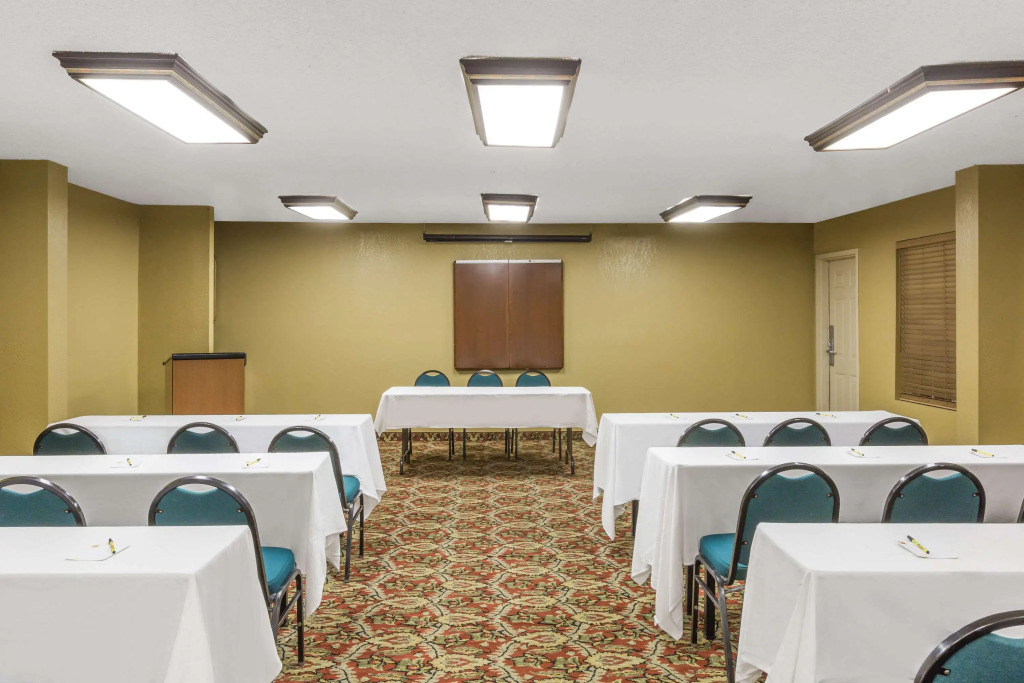 Super 8 by Wyndham Metairie
