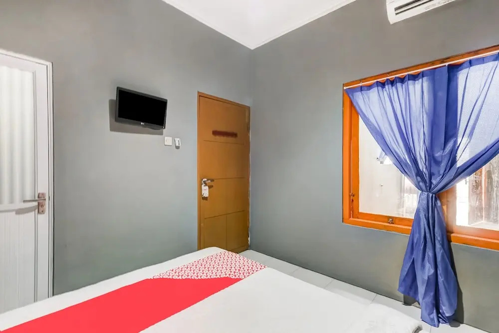 RedDoorz Syariah Near Tugu Gentan Jakal