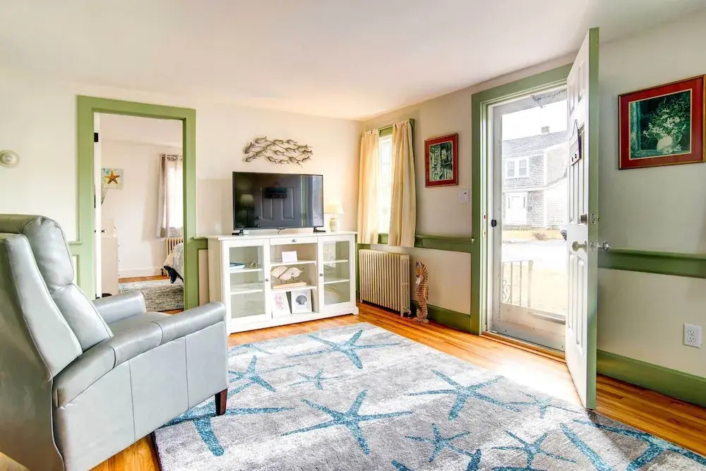 2 Mi to Beach: Walkable Coastal Gem in Hyannis