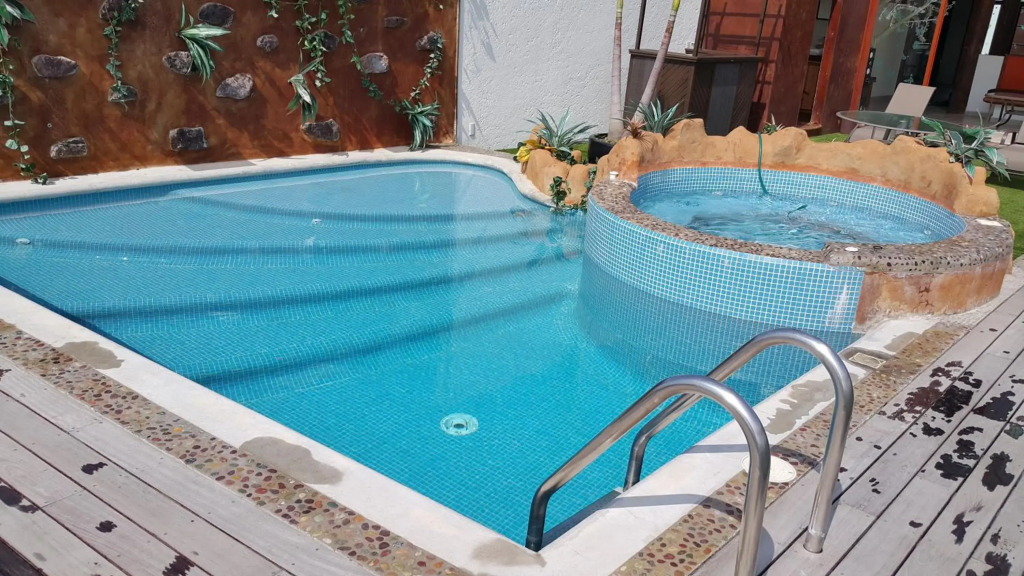 CASA PRIVADA CON ALBERCA VOLADA