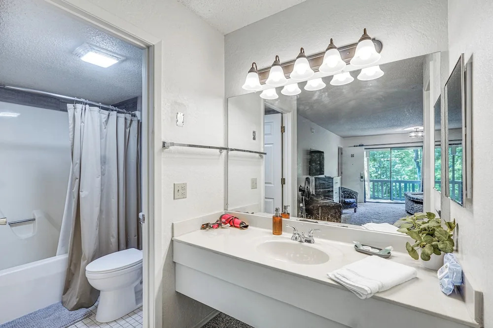 2 Decks & Pool Access: Osage Beach Retreat