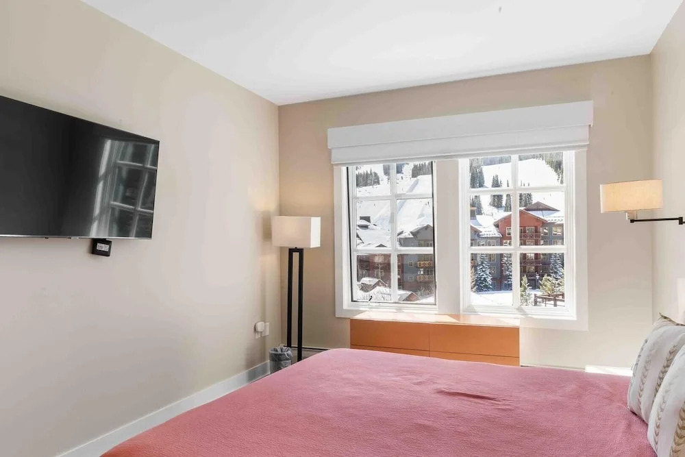 Passage Point 405 3 Bedroom Condo by RedAwning