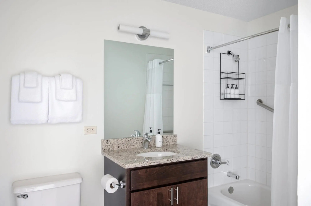 Chicago | Huge 2BD/2BA in River North, Perfect for Families