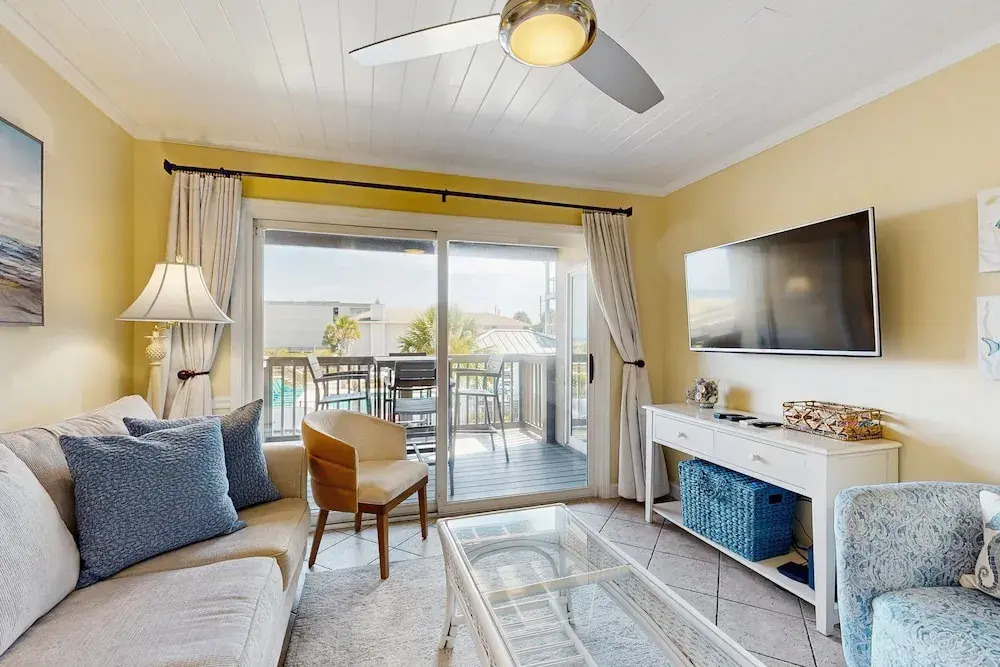 Ocean-view Condo With Pool, Balcony, AC & W/D - Walk to Beach & Near Downtown