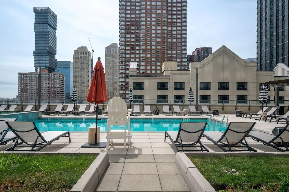 Bluebird Suites near PATH