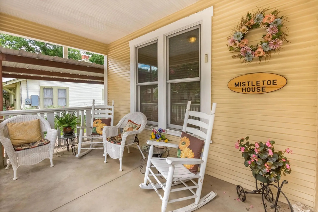 Mistletoe House in Fredericksburg