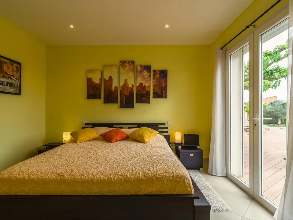 Luxury Holiday Home in Pierrerue With Private Pool & Centre Nearby