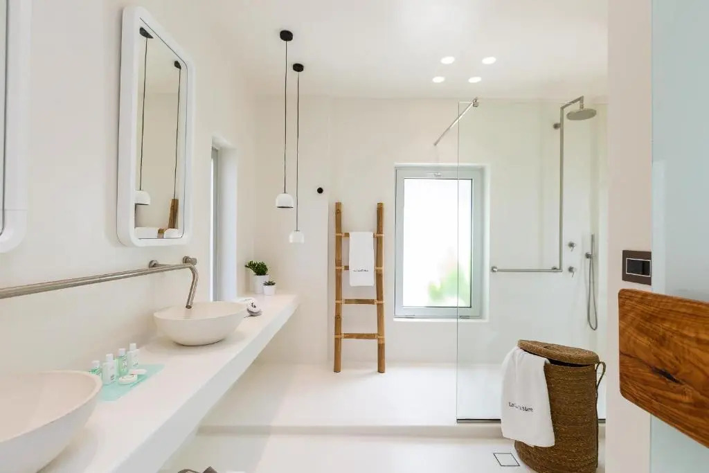 La Casa di Mare, Luxury Beach Front Villa with Private Pool, Whirlpools & Sauna, By ThinkVilla