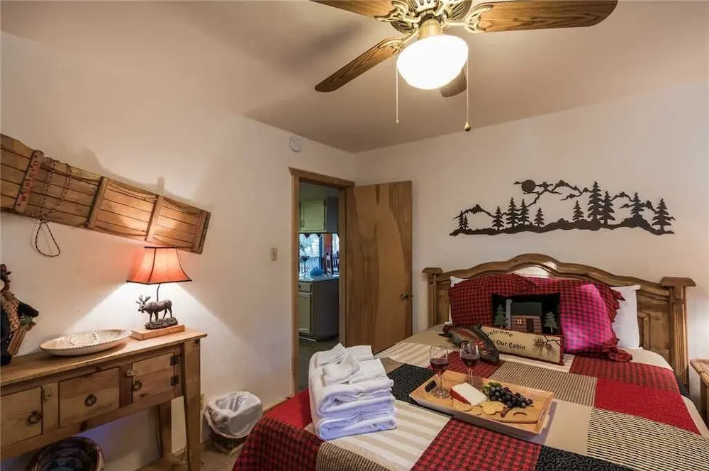 The Breathe Inn - Two Bedroom Cabin with Hot Tub