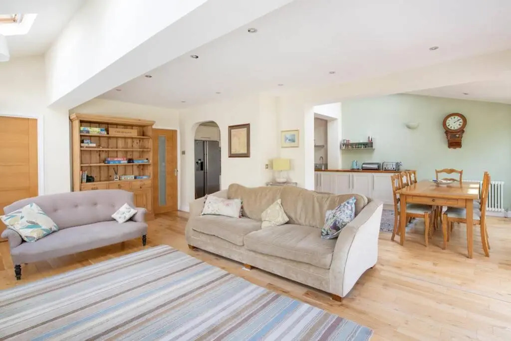 Spacious 3 Bed Home With Parking for Two Cars