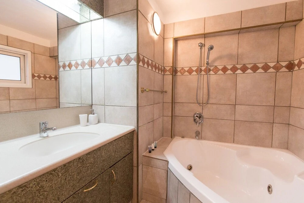 Frishman 2 BDRM 2 Baths 5 Min from beach