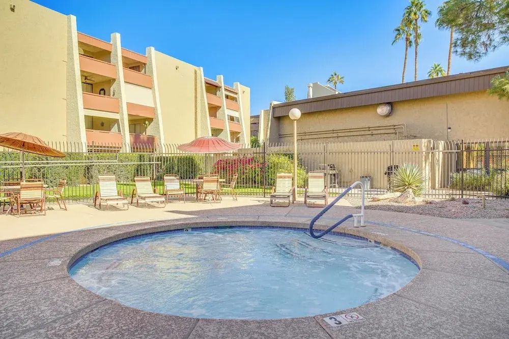 < 1 Mi to Fashion Square: Condo w/ Community Perks